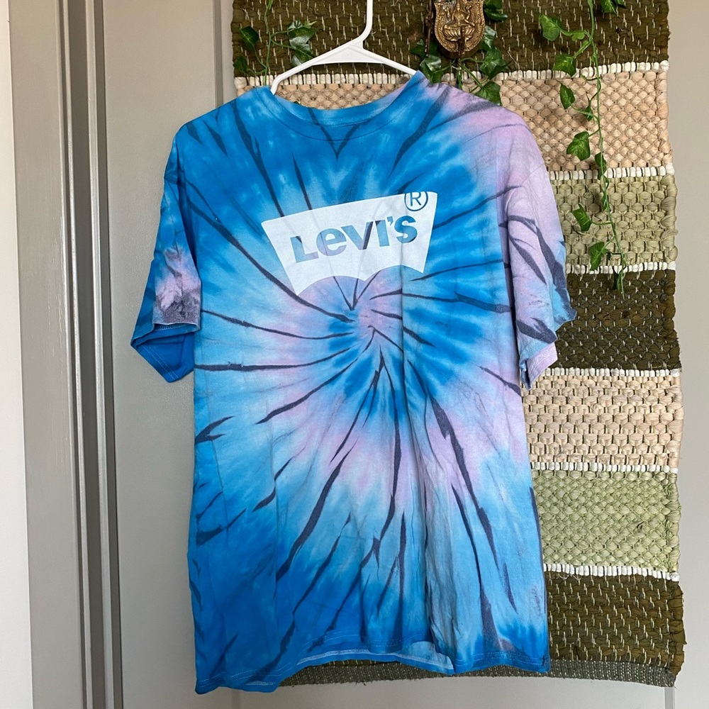 Levi’s tiedye tshirt